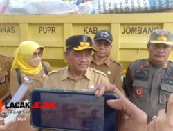 Sekda Jombang Turun Langsung Pimpin Bersihkan Reklame Ilegal di Pinggir Jalan Raya