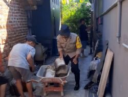 Bhabinkamtibmas Polsek Nganjuk Kota Kerja Bakti Bedah Rumah Bersama Warga
