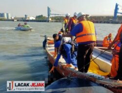 Tim SAR Gabungan Dirpolairud Polda Jatim Berhasil Evakuasi Korban Tenggelam di Pelabuhan Gresik