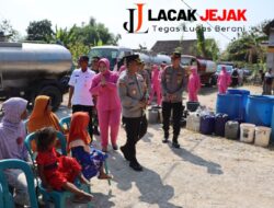 Polres Tuban Droping Air Bersih Untuk Membantu Warga di Pegunungan