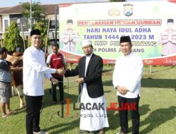 Polres Jombang  Pada Hari Raya Idul Adha 1444 H ini Serahkan Hewan Kurban Ke Pondok Pesantren dan Panti Asuhan