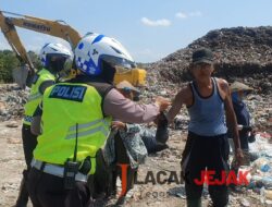 Polres Jombang Bagikan Daging Kurban ke Pemulung di TPA Banjardowo