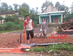 Kepala Desa Ma’arif  Ditengah Warga Aktif Melayani, Dan Kreatif Sebagai Seorang Petani