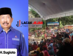 Masyarakat Desa Karangan Peringgati Malam 1 Muharram 1445 Hijriah Di Halaman Rumah H.Sugioto