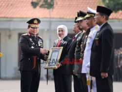 Hari Bhayangkara ke-77 Kapolda Jatim Beri Penghargaan Tan Hana Dharma Mangrwa Kepada Forkopimda Jawa Timur