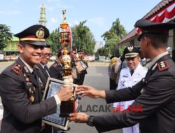 Upacara Hari Bhayangkara Ke-77, Kapolres Pasuruan Berikan Penghargaan Kepada Anggota Berprestasi