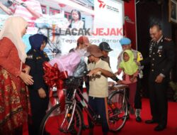 Hari Bhayangkara Ke-77, Kapolres Malang Berikan Bantuan Sepeda Untuk Kakak-Adik Pencari Rosokan