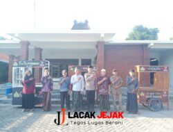 Hari Bhayangkara Ke 77, Polres Lamongan Berikan Bantuan Gerobak UMKM ke Pedagang Kecil