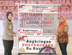 Polres Pelabuhan Tanjungperak Salurkan Bantuan Gerobak Angkringan Bhayangkara ke Pelaku UMKM