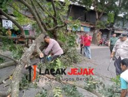 Polisi Cepat Tanggap, Akses Jalan di Kandat Kediri Kembali Normal