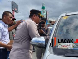 Aksi Simpatik Polisi Berbagi Air Mineral Kepada Pengendara yang Antri di Pelabuhan Ketapang Banyuwangi