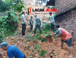 Kompak TNI – Polri Bersama Warga di Trenggalek Gotong Royong Bersihkan Material Tanah Longsor