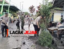 Sinergitas Polres Lumajang dan TNI Bantu Bersihkan Rumah Warga Terdampak Banjir di Desa Nguter