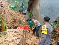Tanggap Bencana, Polisi Bantu Evakuasi Korban Banjir dan Tanah Longsor di Malang