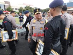 Kapolda Jatim Beri Penghargaan Puluhan Personel Polri dan PNS serta Masyarakat Umum