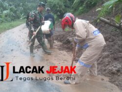 Gotong – royong Polisi dan TNI Bersama Warga Bersihkan Tebing Longsor di Banyuwangi