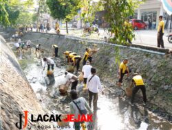 Polres Jombang Peduli Lingkungan Dengan Cara Bersihkan Aliran Sungai