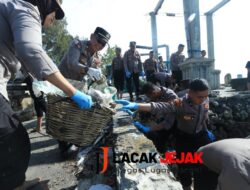 Polisi Peduli Lingkungan Polda Jatim Bersama Warga Bersihkan Sampah di Sepanjang Pantai Kenpark