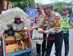 Kampanyekan Tertib Berlalu Lintas, Polisi Berbagi Sarapan Pagi Untuk Tukang Becak di Trenggalek