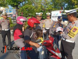 Operasi Patuh Semeru 2023 Polisi Berbagi Helm Gratis di Ngawi