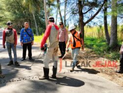 Cegah Balap Liar di Situbondo Polisi Bersama Dinas PU Situbondo Pasang Marka Kejut