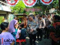 Kapolda Jatim Dampingi Kabaharkam Tinjau Polisi RW di Surabaya