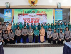 Curhat Bersama Polwan, Kaum Emak – emak di Pacitan Diberikan Wawasan Tata Krama Berlalulintas