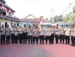 Polisi Peduli, Polres Jombang Distribusikan Air Bersih Kepada Masyarakat 