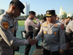 Dinilai Berprestasi Kapolda Jatim Beri Penghargaan Kepada 151 Personel