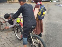 Tertangkap Kamera Warganet, Aksi Mulia Polisi di Kota Malang Bantu Perbaiki Sepeda Milik Pelajar Ini Tuai Pujian