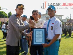 Beri Penghargaan Pelajar Berprestasi, Kapolres Jombang: Mungkin Nanti Bisa Jadi Penerus Kami