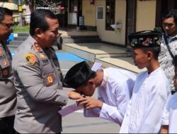 Kunker ke Polres Lumajang, Kapolda Jatim Berikan Santunan Anak Yatim
