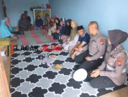 Polisi Peduli Polres Mojokerto Beri Santunan Keluarga Korban Kecelakaan di Pacet