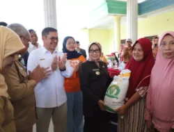 Bupati Jombang Launching Bantuan Cadangan Beras Pemerintah di Desa Tugusumberjo Peterongan