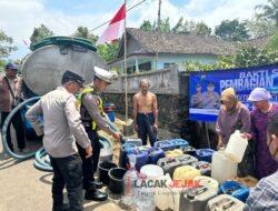 Jelang Hari Lalu Lintas Bhayangkara Ke-68, Satlantas Polres Pasuruan Salurkan Air Bersih Untuk Masyarakat