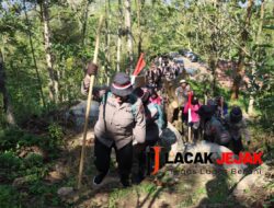 Kibarkan Merah Putih di Puncak Gunung Limo Polwan Polres Pacitan Peringati Hari Jadi ke-75