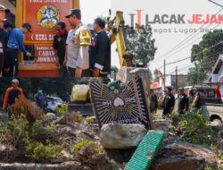 Pendekar di Jombang Sukarela Tertibkan Tugu Perguruan Pencak Silat