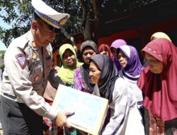 Sambut Hari Lalu Lintas Bhayangkara ke 68, Polantas Trenggalek Dropping Air Bersih Untuk Warga