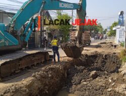 Tanggulanggi Banjir Di Jalan KH Romli Tamim Peterongan Dinas PUPR Jombang Lanjutkan Proyek Rekonstruksi Rigid Beton