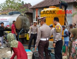Polisi Bantu 14 Ribu Liter Air dan Sembako pada Warga Terdampak Kekeringan di Jombang