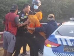 Aksi Heroik Polisi Selamatkan Seorang Laki – laki Hendak Bunuh Diri di Jembatan Semampir Kota Kediri