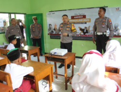 Mendadak Jadi Guru Pada Kelas Inspirasi, Kapolres Kediri Kota Beri Motivasi Para Pelajar