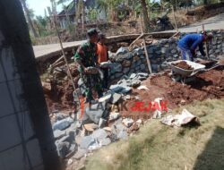 Babinsa Koramil 0814/17 Wonosalam , Bantu Warga Dalam Pembuatan Tembok Penahan Jalan