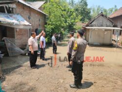 Polisi Gotong Royong Bantu Warga Menangani Tanggul Jebol di Ploso Jombang