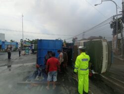 Kolaborasi Berbagai Pihak, Truk Muat Batu Bara Terguling di Jombang Berhasil Dievakuasi