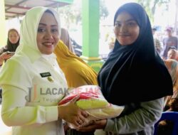 Bupati Mojokerto Ikfina Fahmawati Salurkan  Bantuan Pangan CCPD, Dan Giat Bangun Tanggul Yang Jebol