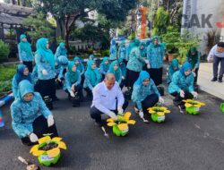 Pj Bupati Jombang Sugiat Libatkan PKK Menanam Cabai Perkuat Ketahanan Pangan