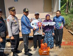 Pj Bupati Jombang Sugiat Serahkan Kunci Huntara Pada Masyarakat Terdampak Bencana Tanah Gerak Di Desa Sambirejo