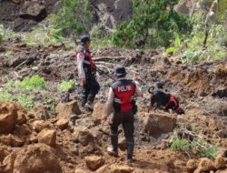 Polres Lumajang Kerahkan Unit K9 Cari Korban Tertimbun Longsor di Lumajang