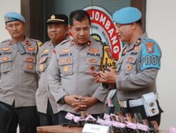 Sidak gabungan Bidpropam Polda Jatim dan Sipropam Polres Jombang, Periksa Senpi dan Tes Urine Personel Polres Jombang